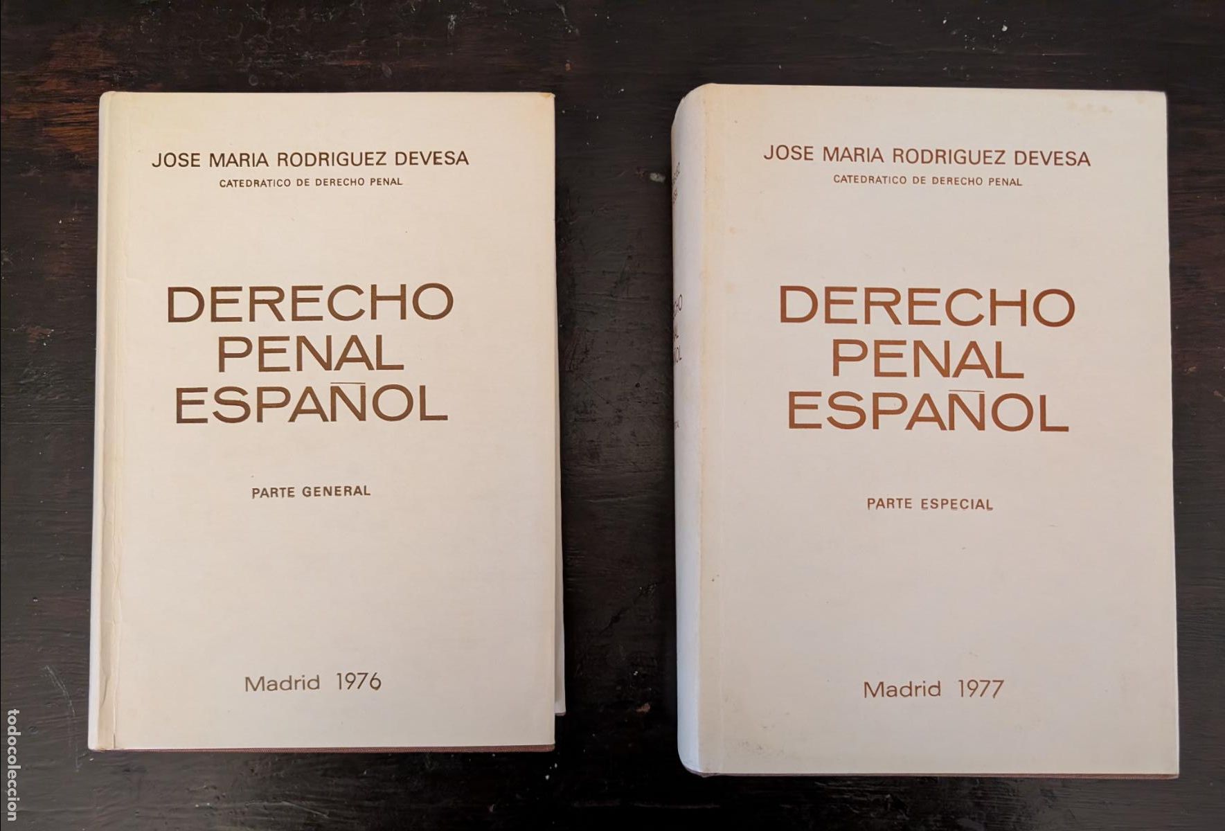 Libros de segunda mano: LIBROS DE DERECHO PENAL DE JM RODRIGUEZ DEVESA. A&Ntilde;OS 1976 PARTE GENERAL Y 1977 PARTE ESPECIAL
