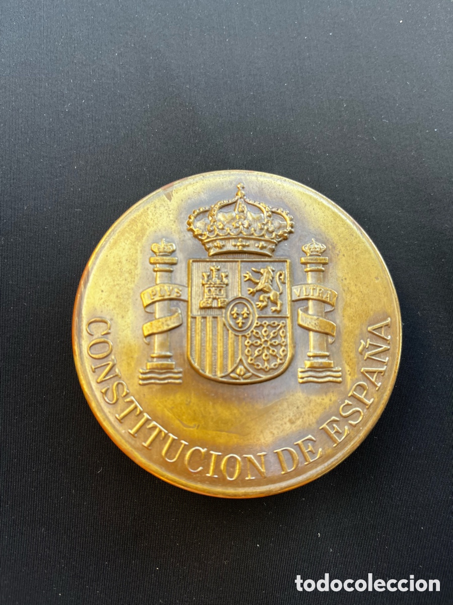 Libros de segunda mano: Libro medalla polvera Constituci&oacute;n Espa&ntilde;ola 1978.