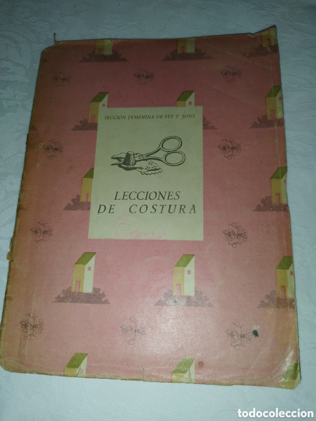 Libros de segunda mano: LECCIONES DE COSTURA.- SECCION FEMENINA DE FET Y JONS. (DECADA 1940-1950). PRIMERA EDICION ILUSTRADO