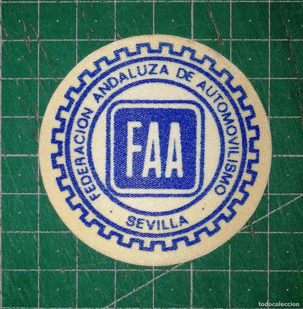 Libros de segunda mano: PEGATINA ADHESIVO. FAA FEDERACI&Oacute;N ANDALUZA DE AUTOMOVILISMO. SEVILLA. Tela. - A&ntilde;os 80. - 6 cm aprox.