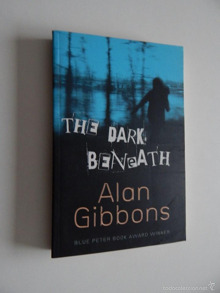 Libros: The dark Beneath - Alan Gibbons 2003 - Foto 1