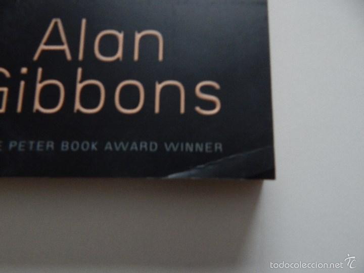 Libros: The dark Beneath - Alan Gibbons 2003 - Foto 2