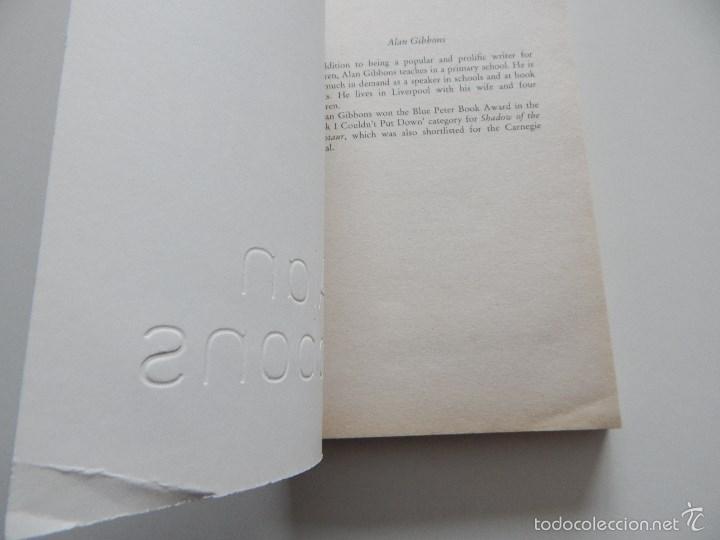 Libros: The dark Beneath - Alan Gibbons 2003 - Foto 4