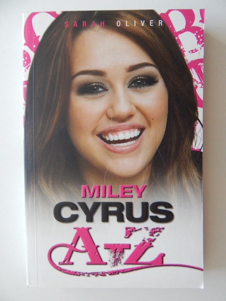 Libros: Miley Cyrus A-Z - Sarah Oliver, 2011 - Libro en ingl&eacute;s - Foto 1