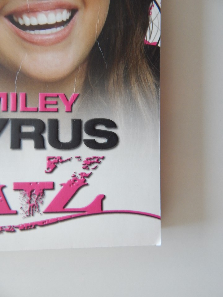 Libros: Miley Cyrus A-Z - Sarah Oliver, 2011 - Libro en ingl&eacute;s - Foto 2