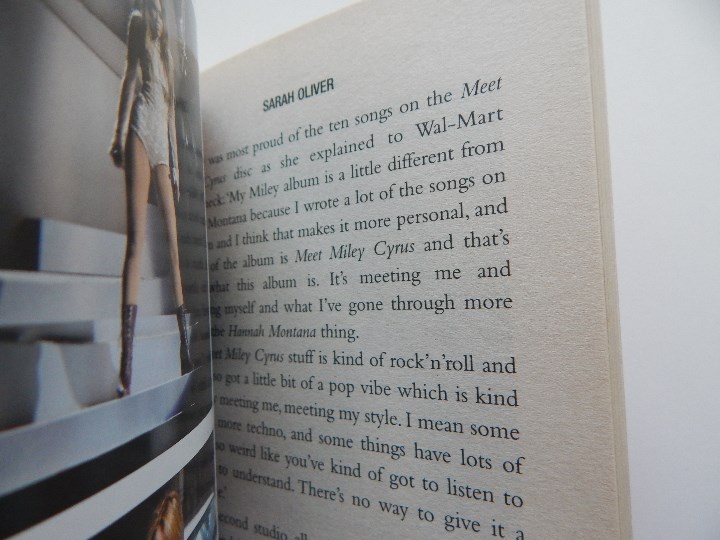 Libros: Miley Cyrus A-Z - Sarah Oliver, 2011 - Libro en ingl&eacute;s - Foto 9