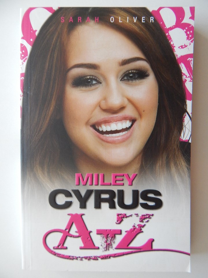 Libros: Miley Cyrus A-Z - Sarah Oliver, 2011 - Libro en ingl&eacute;s - Foto 1