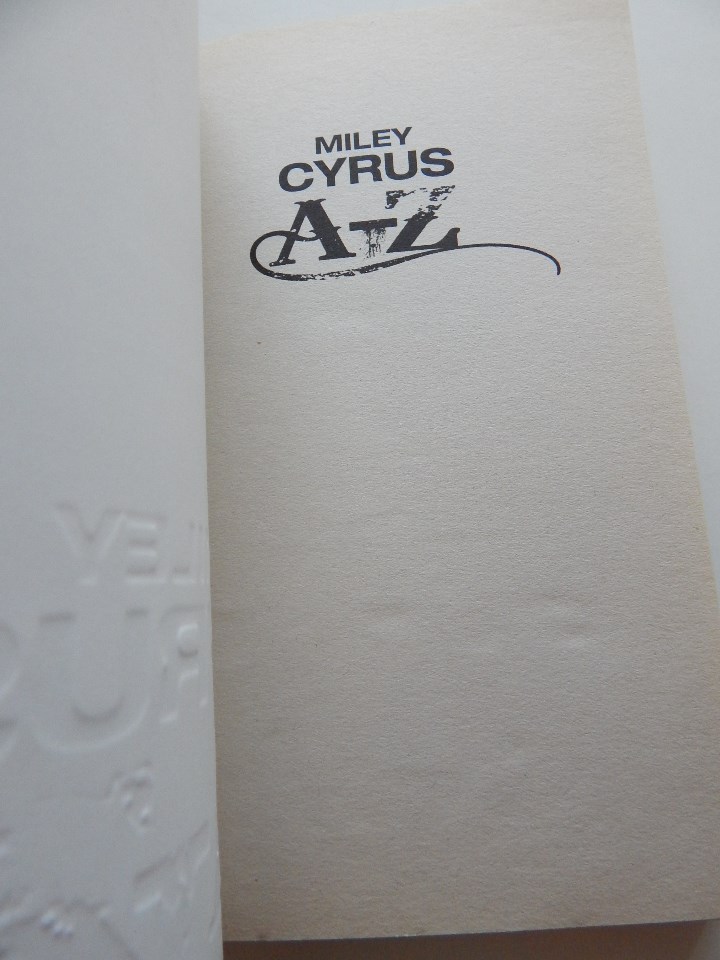 Libros: Miley Cyrus A-Z - Sarah Oliver, 2011 - Libro en ingl&eacute;s - Foto 3