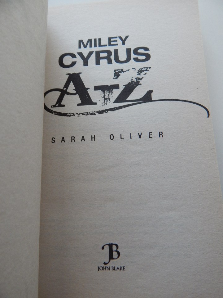 Libros: Miley Cyrus A-Z - Sarah Oliver, 2011 - Libro en ingl&eacute;s - Foto 4