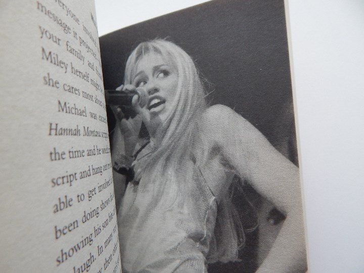 Libros: Miley Cyrus A-Z - Sarah Oliver, 2011 - Libro en ingl&eacute;s - Foto 7