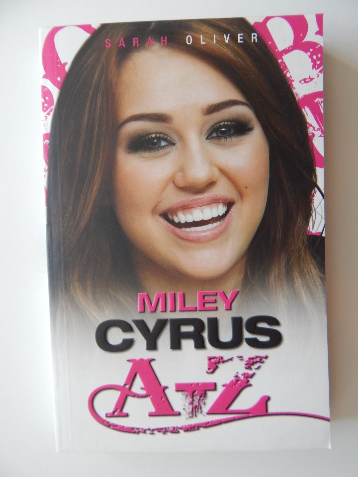 Libros: Miley Cyrus A-Z - Sarah Oliver, 2011 - Libro en ingl&eacute;s - Foto 1