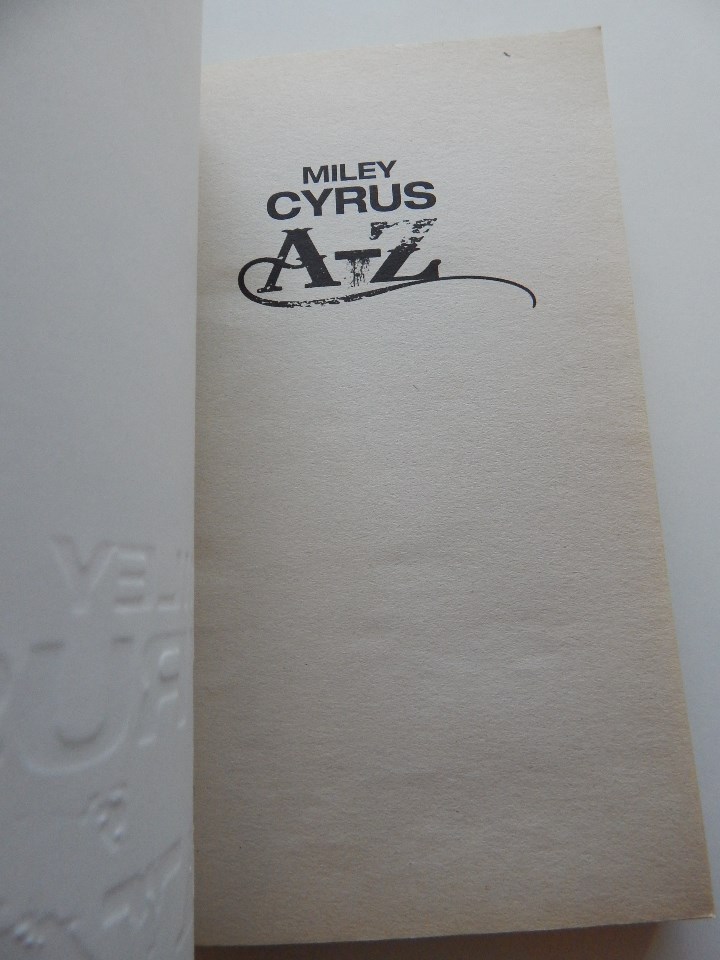 Libros: Miley Cyrus A-Z - Sarah Oliver, 2011 - Libro en ingl&eacute;s - Foto 3