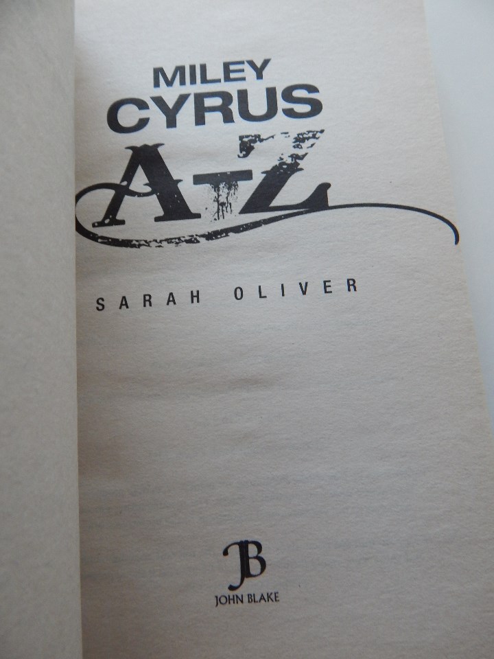 Libros: Miley Cyrus A-Z - Sarah Oliver, 2011 - Libro en ingl&eacute;s - Foto 4