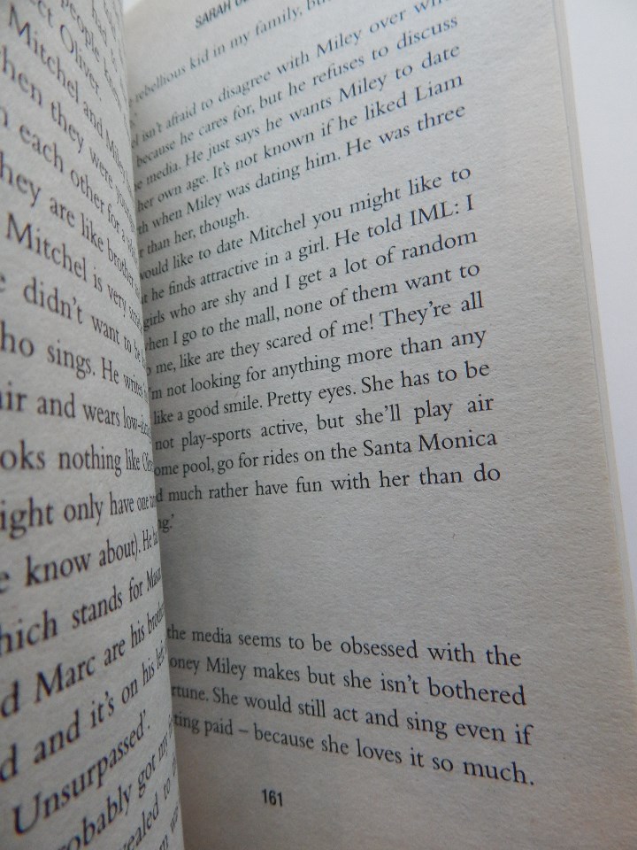 Libros: Miley Cyrus A-Z - Sarah Oliver, 2011 - Libro en ingl&eacute;s - Foto 8