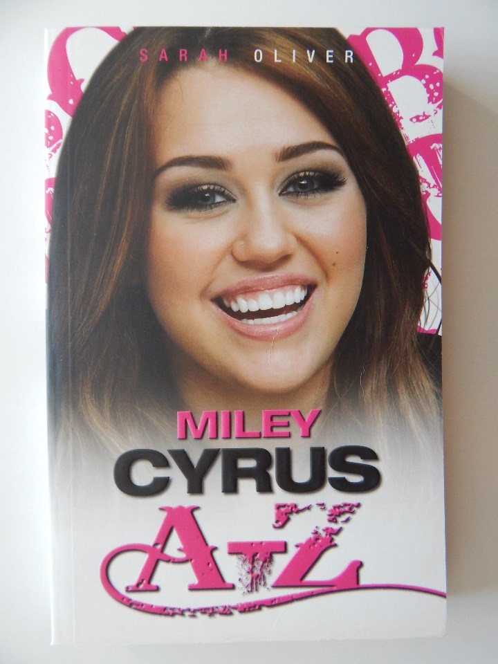 Libros: Miley Cyrus A-Z - Sarah Oliver, 2011 - Libro en ingl&eacute;s - Foto 1