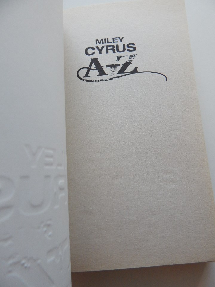 Libros: Miley Cyrus A-Z - Sarah Oliver, 2011 - Libro en ingl&eacute;s - Foto 3