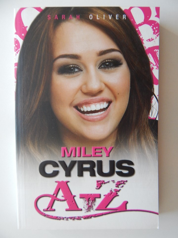 Libros: Miley Cyrus A-Z - Sarah Oliver, 2011 - Libro en ingl&eacute;s - Foto 1