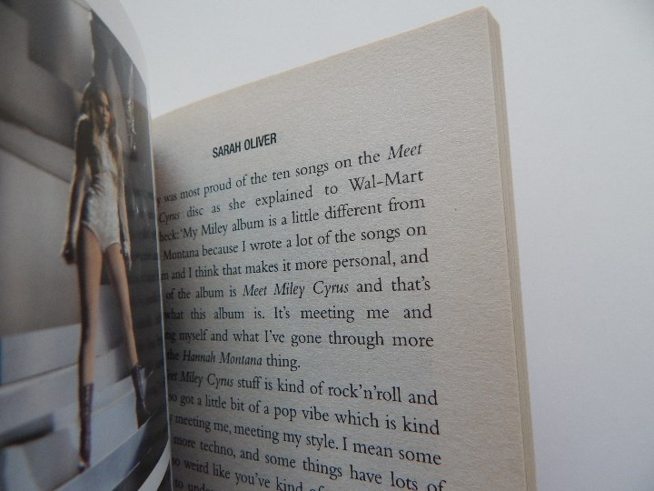 Libros: Miley Cyrus A-Z - Sarah Oliver, 2011 - Libro en ingl&eacute;s - Foto 7