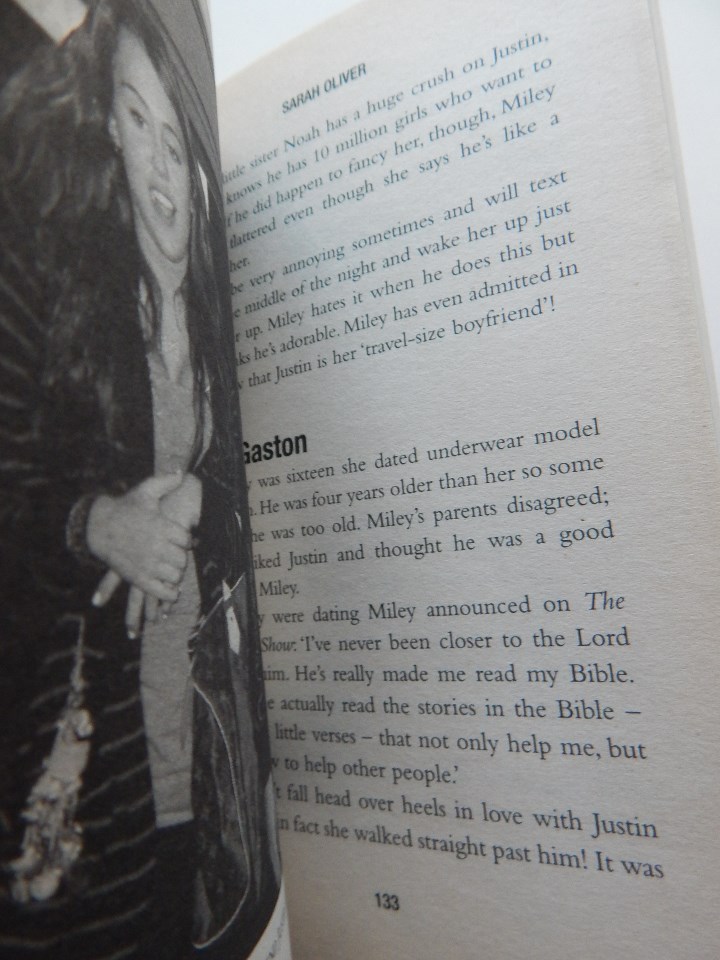 Libros: Miley Cyrus A-Z - Sarah Oliver, 2011 - Libro en ingl&eacute;s - Foto 9
