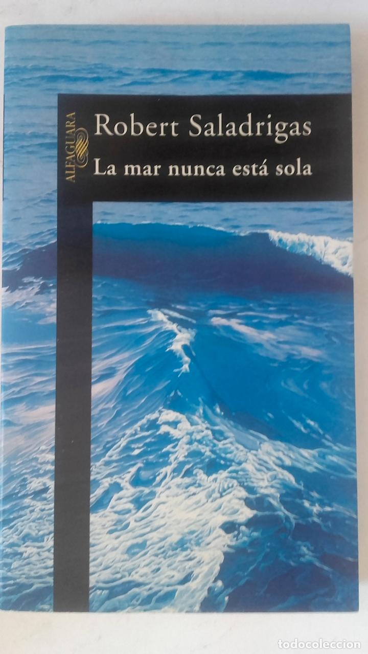 Libros: La mar nunca est&aacute; sola - Robert Saladrigas - Foto 1