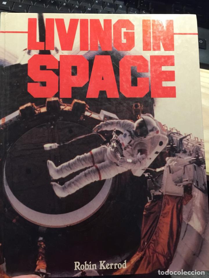 Libros: Living in Space - Kerrod, Robin - Foto 1