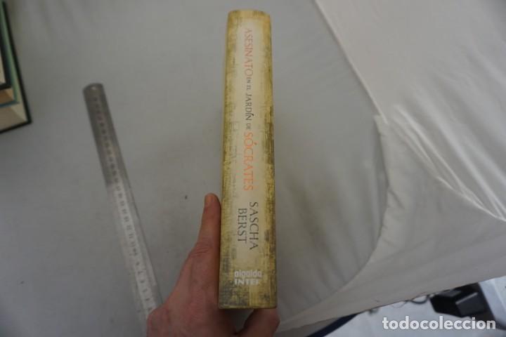 Libros: (14A) - ASESINATO EN EL JARDIN DE SOCRATES - SASCHA BERST / ALGAIDA INTER - Foto 2