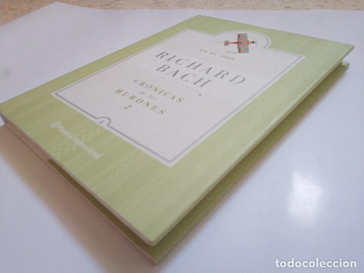 Libros: CRONICAS DE LOS HURONES 2. EN EL AIRE.- RICHARD BACH - Foto 2