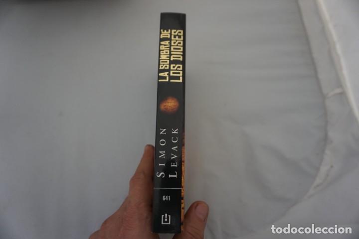 Libros: 22B - LA SOMBRA DE LOS DIOSES - SIMON LEVACK / DEBOLSILLO - Foto 2