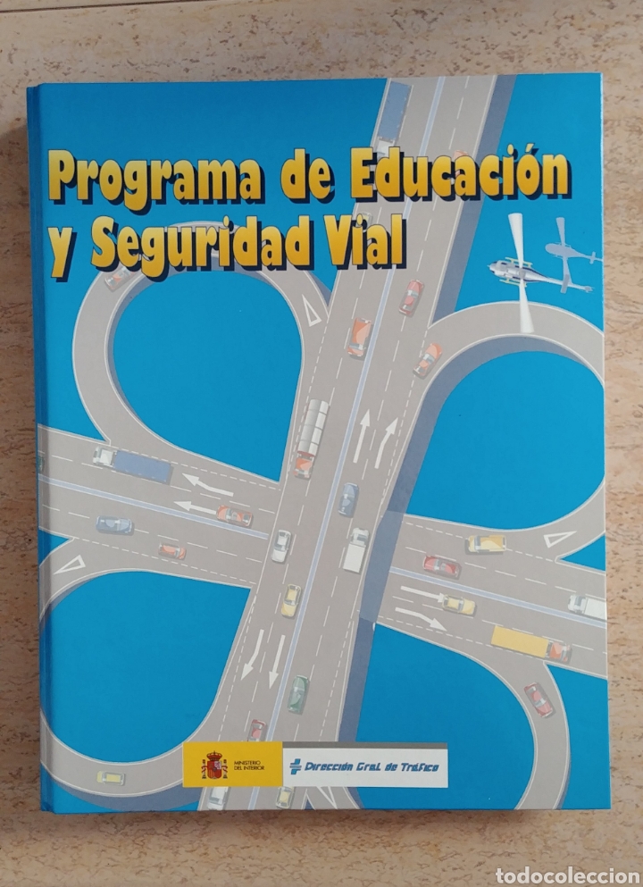 Libros: 2 carpetas de la DGT ( Direcci&oacute;n General de Tr&aacute;fico) sobre la Educaci&oacute;n Vial