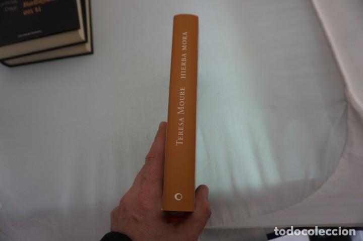 Libros: 23C/ HIERBA MORA - TERESA MOURE / CIRCULO DE LECTORES - Foto 2