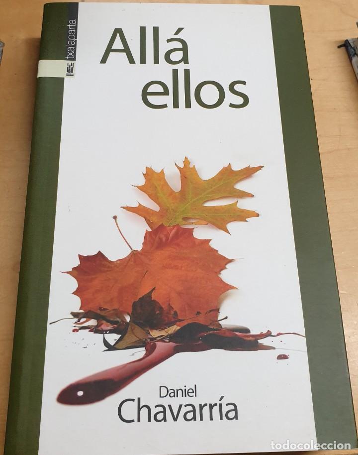 Libros: All&aacute; ellos - CHAVARR&Iacute;A, DANIEL - Foto 1