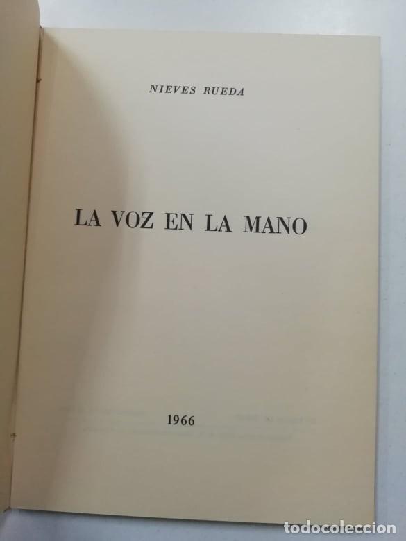 Libros: La voz en la mano. Nieves Rueda. Poes&iacute;a. 1966 - Foto 2