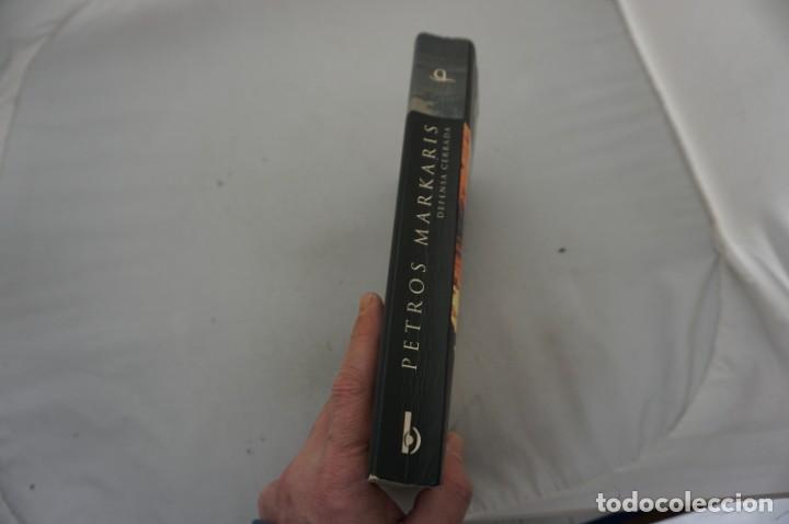 Libros: 10F/ DEFENSA CERRADA - PETROS MARKARIS / PAPIVORE - Foto 2