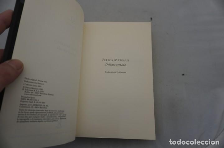 Libros: 10F/ DEFENSA CERRADA - PETROS MARKARIS / PAPIVORE - Foto 3