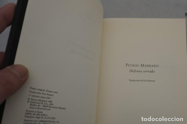Libros: 10F/ DEFENSA CERRADA - PETROS MARKARIS / PAPIVORE - Foto 4