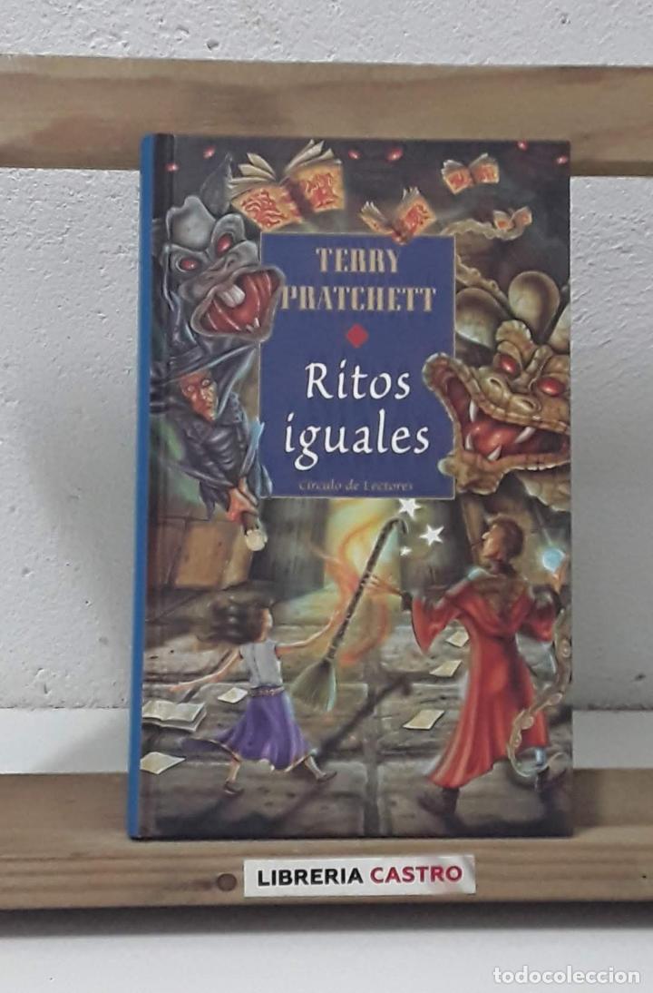 Libros: Ritos iguales - Terry Pratchett - Foto 1