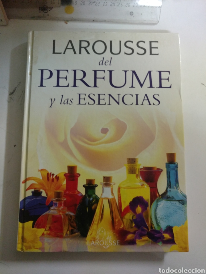 Libros: LAROUSSE DEL PERFUME Y LAS ESENCIAS .A&Ntilde;O2000 - Foto 1