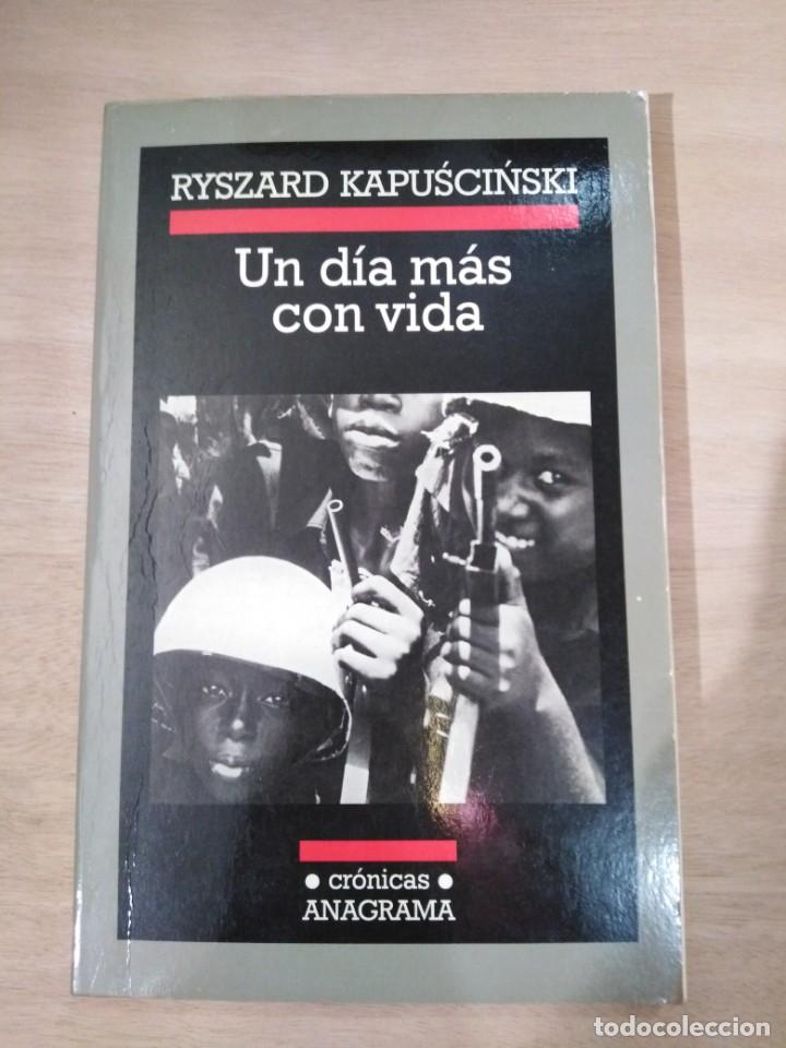 Libros: Un d&iacute;a m&aacute;s con vida - Ryszard Kapuscinski - Foto 1