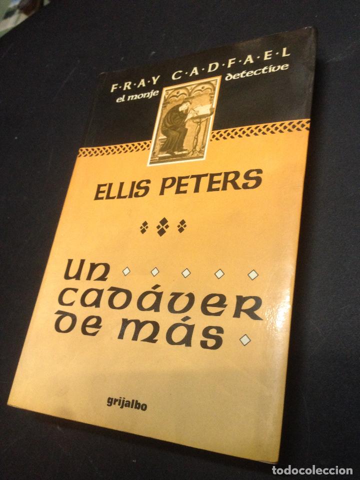 Libros: Un Cad&aacute;ver de m&aacute;s - Peters,Ellis - Foto 1