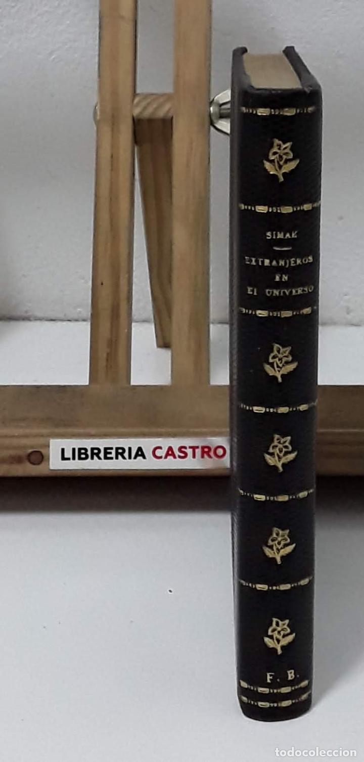 Libros: Extranjeros en el universo - Clifford D. Simak - Foto 2