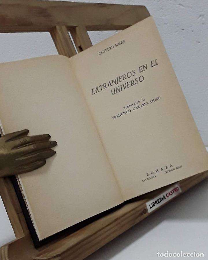 Libros: Extranjeros en el universo - Clifford D. Simak - Foto 1