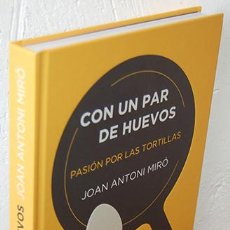 Libros: CON UN PAR DE HUEVOS. PASIÓN POR LAS TORTILLAS - JOAN ANTONIO MIRÓ. Lote 283834563