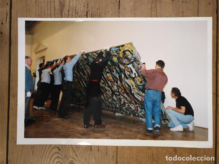 Libri di seconda mano: Foto en color. JACKSON POLLOK. Colgando cuadro en The Royal Academy of Arts. -