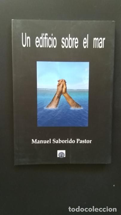 Libri di seconda mano: Manuel Saborido Pastor - Un edificio sobre el mar [dedicado]