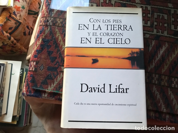 Libros: Con los pies en la tierra y el coraz&oacute;n en el cielo. David Lifar - Foto 1