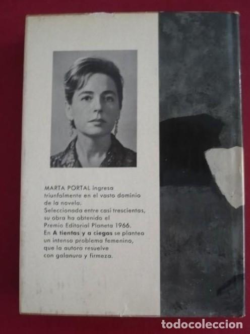 Libros: A TIENTAS Y A CIEGAS. MARTA PORTAL. TDK69 - - Foto 2