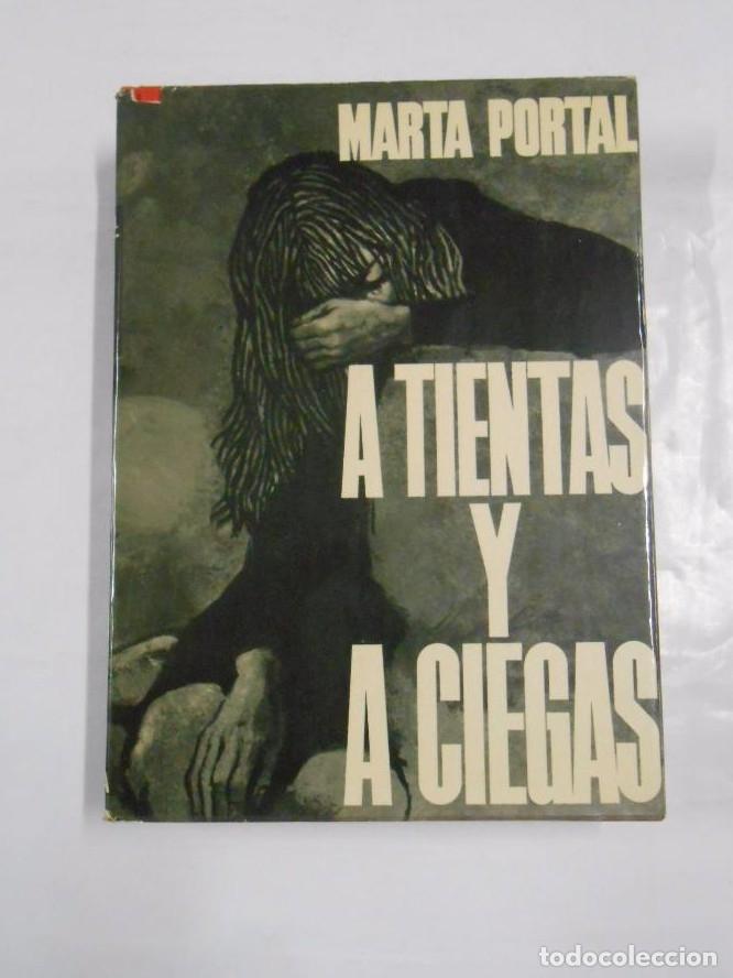 Libros: A TIENTAS Y A CIEGAS. MARTA PORTAL. TDK69 - - Foto 1
