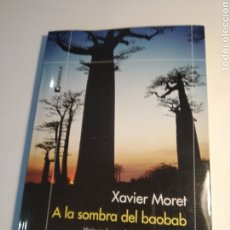 Libros: A LA SOMBRA DEL BAOBAB. VIAJE EN BUSCA DE LAS RAÍCES DE ÁFRICA. XAVIER MORET PENÍNSULA 2021. Lote 313152178
