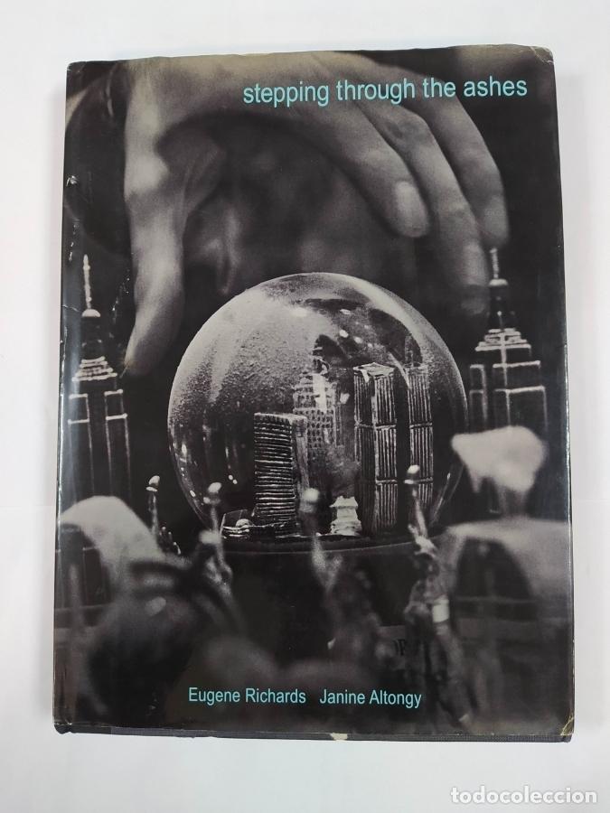 Libros: Stepping through the ashes. - Eugene Richards. Janine Altongy. TDK482 - Foto 1