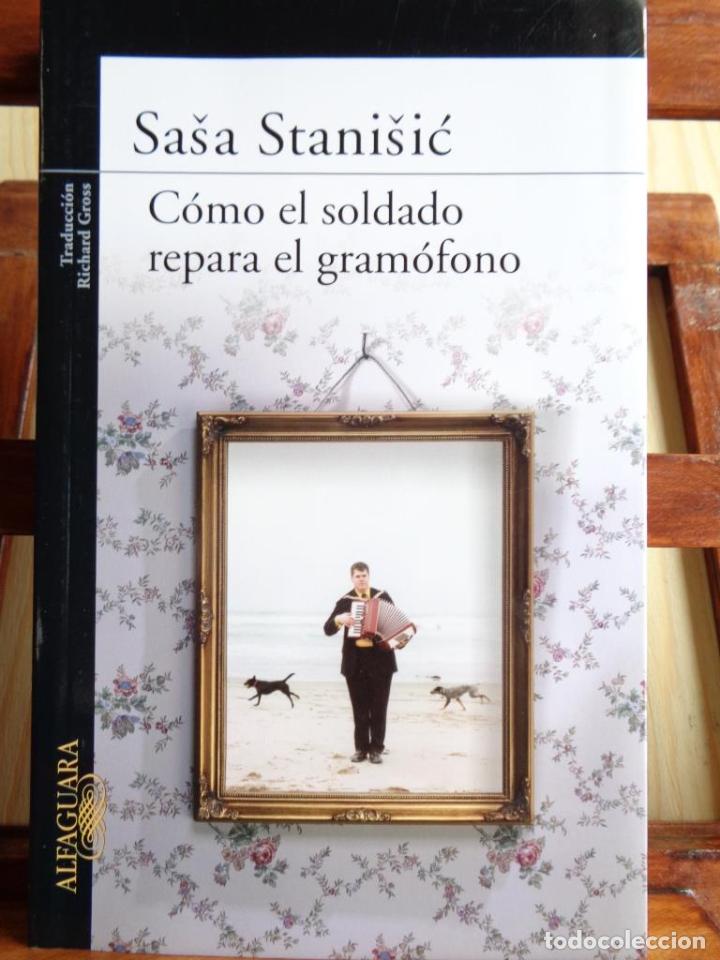 Libros: C&Oacute;MO EL SOLDADO REPARA EL GRAM&Oacute;FONO - SASA STANISIC - Foto 1